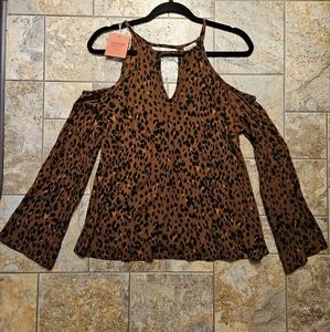 NEW LISTING: MOSSINO Cold Shoulder Top